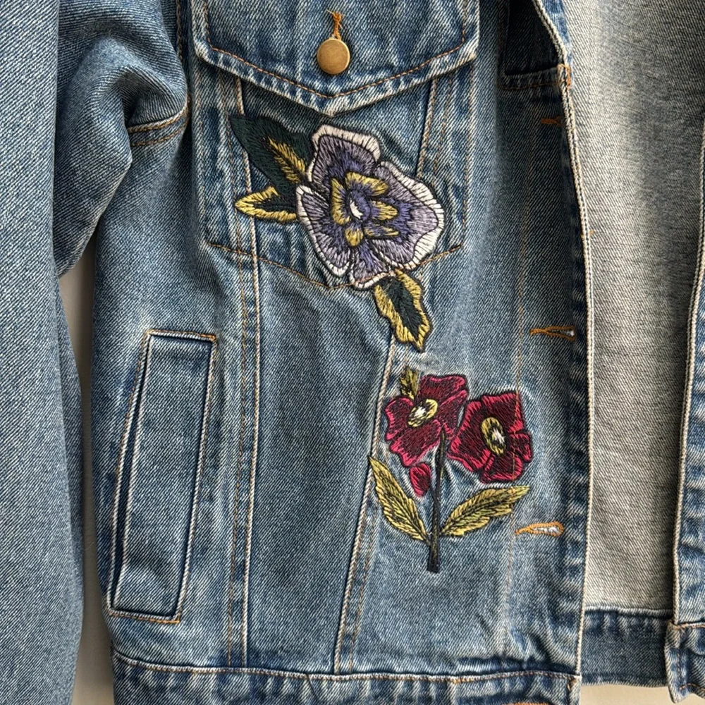 Embroidered floral denim jean jacket. Magnolia South Lizard Thicket. Size small. - Picture 4 of 11